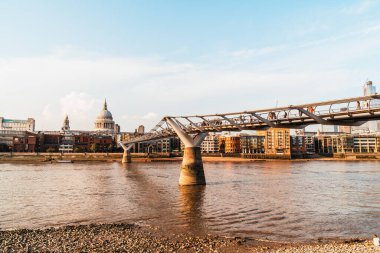 Gün batımında St Pauls Katedrali ve Milenyum Köprüsü