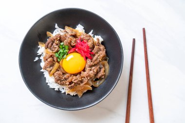 Biftek dilimlenmiş pirinç (Gyuu-Don) 