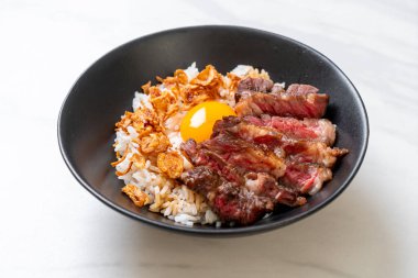 yumurta ile tepesinde pirinç kase dilimlenmiş sığır eti