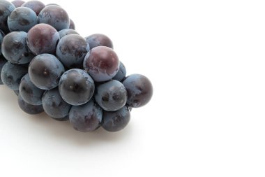 beyaz arka planda taze siyah üzüm