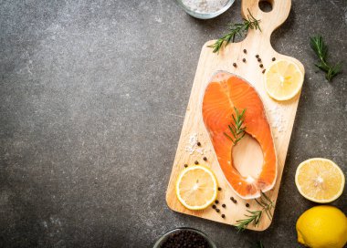 taze çiğ somon fileto biftek