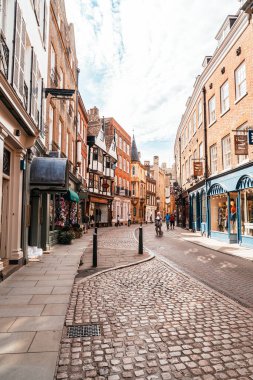 Cambridge, İngiltere - Ağu 28 2019: Cambridge Old Trinity sokak, İngiltere