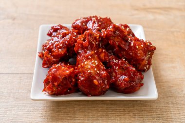 Baharatlı soslu kızarmış tavuk 