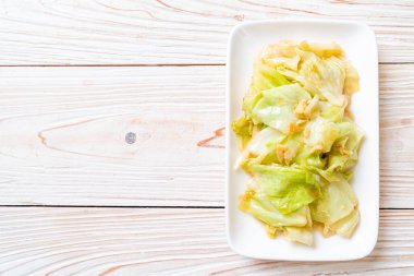 Balık soslu tavada kızartılmış lahana