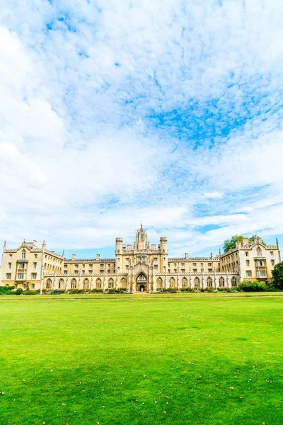 Bella architettura St. John's College a Cambridge — Foto Stock