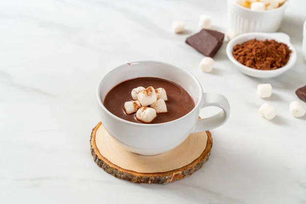 Горячий шоколад с зефиром — стоковое фото
