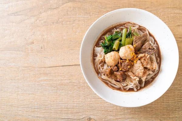 Sopa de fideos de arroz con cerdo guisado —  Fotos de Stock