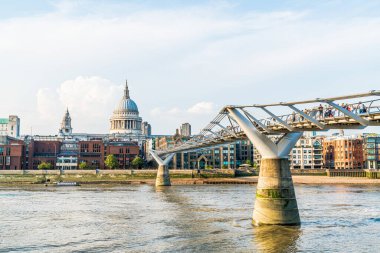 Gün batımında St Pauls Katedrali ve Milenyum Köprüsü