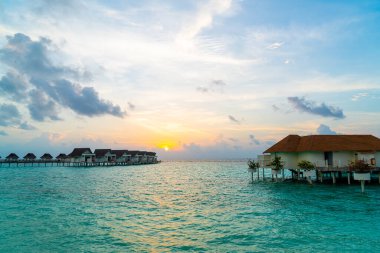 Plaj ile güzel tropikal Maldivler tatil oteli ve ada