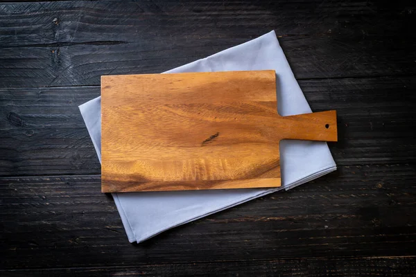 Tagliere vuoto in legno con panno da cucina — Foto Stock