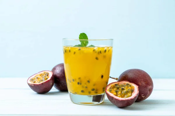 Fresh and iced passion fruit juice — Stock Photo, Image