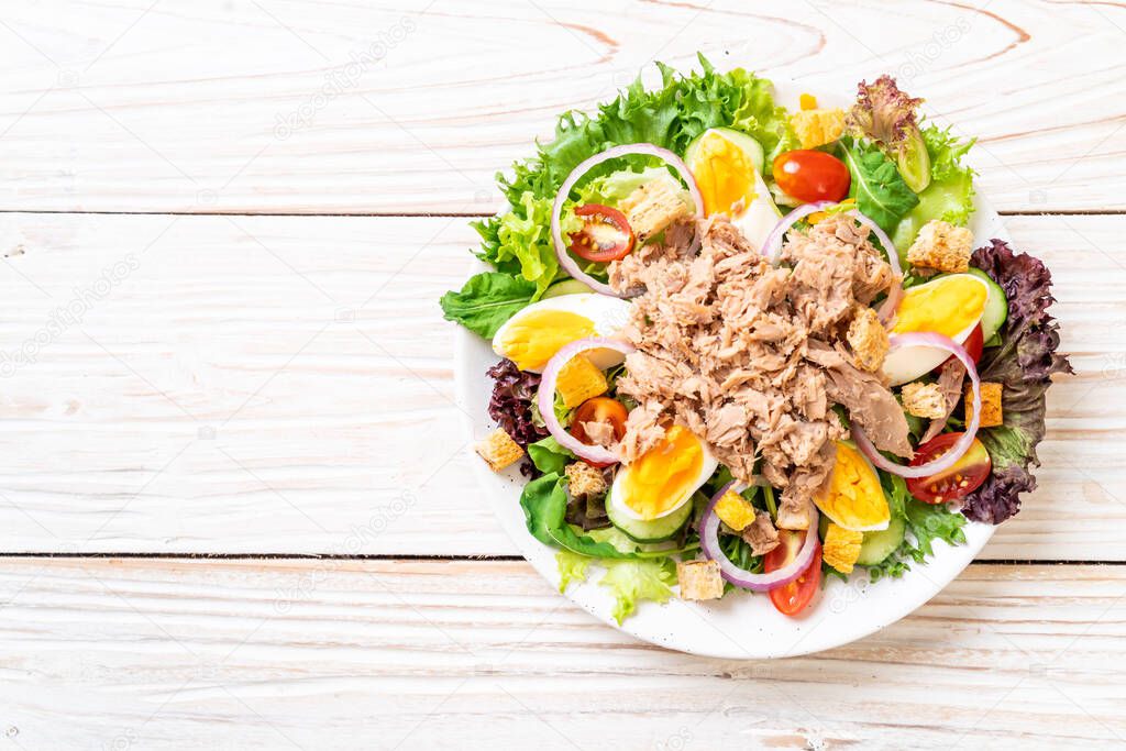 Tuna with vegetable salad and eggs