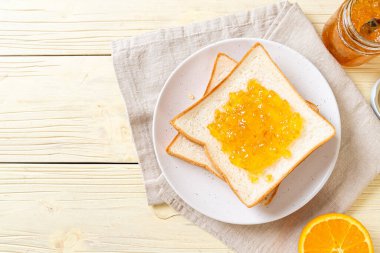 Portakal reçelli ekmek dilimleri 