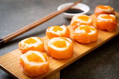 mayonez ve karides yumurta ile taze somon suşi rulo