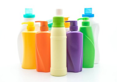 Beyaz arka plan üzerinde şampuan veya saç kremi şişe