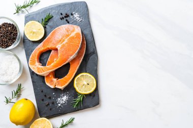 taze çiğ somon fileto biftek