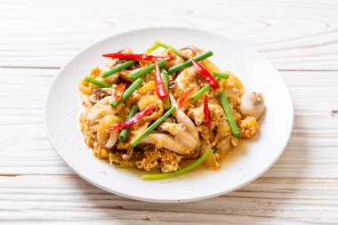 Tavada kızartılmış kalamar ve ahtapot tuzlu yumurta ile