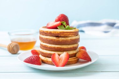 Taze çilek ile gözleme