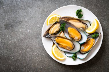 Limonlu ve maydanozlu midye