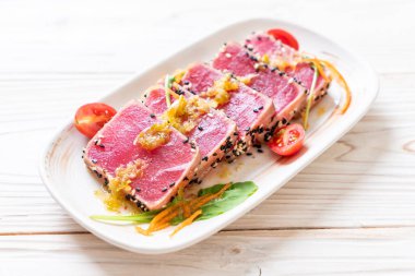 Taze orkinos baharatlı salata sosu ile ham