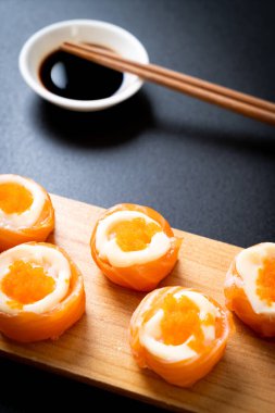 mayonez ve karides yumurta ile taze somon suşi rulo