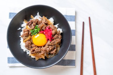 Biftek dilimlenmiş pirinç (Gyuu-Don) 