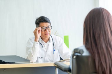 Asyalı doktor ve hasta Danışma vardır