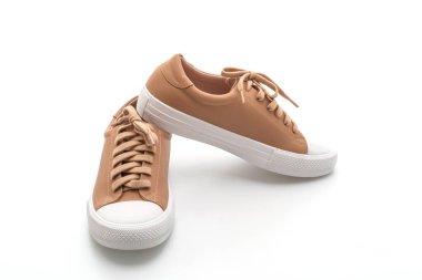 Beyaz arka plan üzerinde kahverengi spor ayakkabı