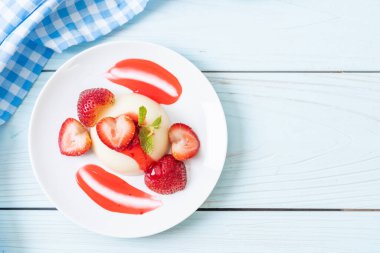 yoğurt puding taze çilek ile