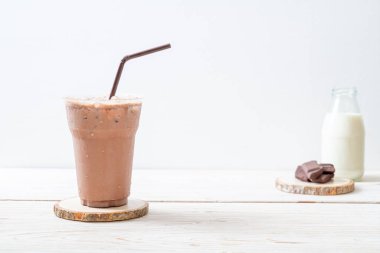 Buzlu çikolata milkshake içecek