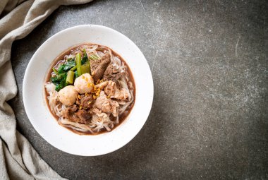 Demlenmiş Domuz eti ile pirinç şehriye çorbası