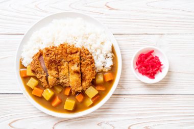 Çıtır çıtır kızarmış domuz pirzola köri ve pilav ile 