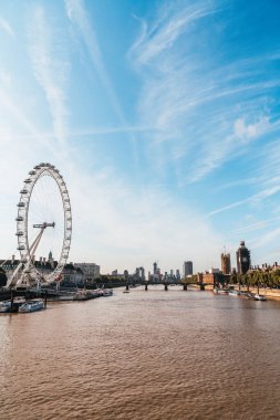 Londra 'daki Büyük Ben ve Westminster Köprüsü.