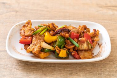 Cevizli kızarmış tavuk. 