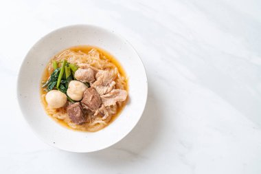 Pişmiş domuz etli erişte kasesi.