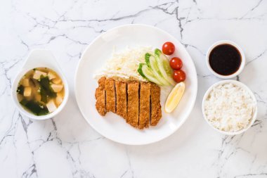 Japon derin kızarmış domuz pirzola (tonkatsu kümesi)