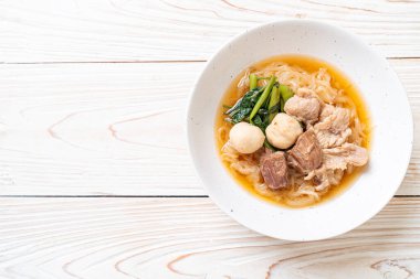 Pişmiş domuz etli erişte kasesi.