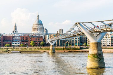 Gün batımında St Pauls Katedrali ve Milenyum Köprüsü