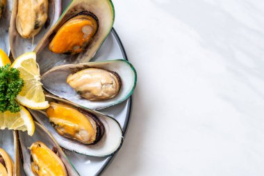 Limonlu ve maydanozlu midye