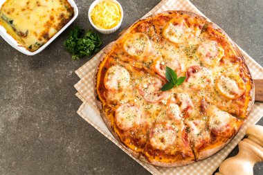 tablo üzerinde domates pizza 