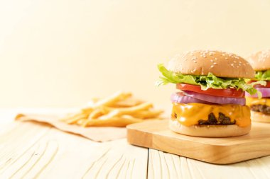 taze lezzetli biftek burger peynir ve patates kızartması