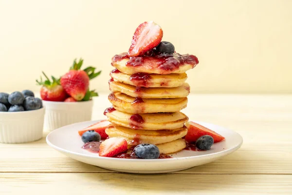 Pancake with strawberries and blueberries — Stock Photo, Image