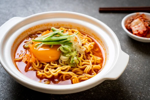 Nouilles instantanées coréennes épicées aux œufs, légumes et kimchi — Photo