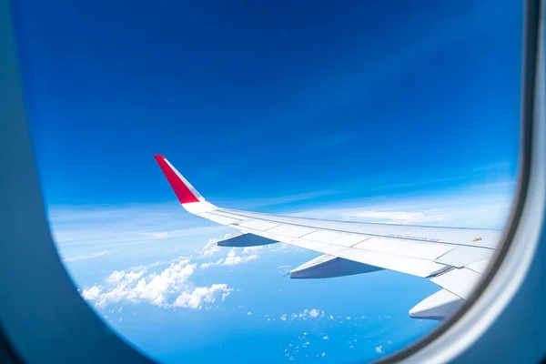 Nuvens e céu como visto através da janela de uma aeronave — Fotografia de Stock