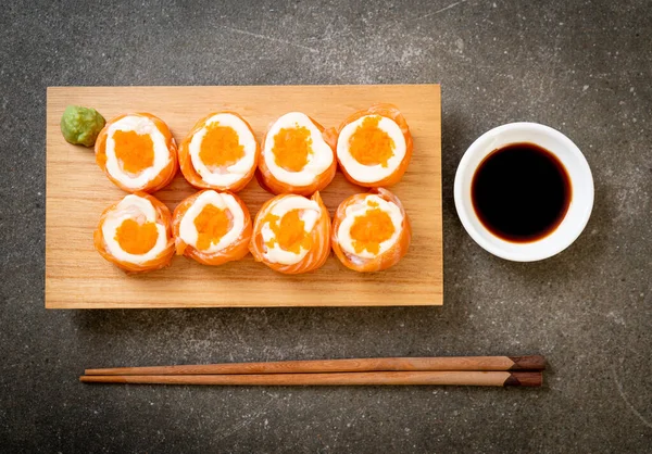 新鲜的鲑鱼寿司卷,蛋黄酱和虾蛋 — 图库照片