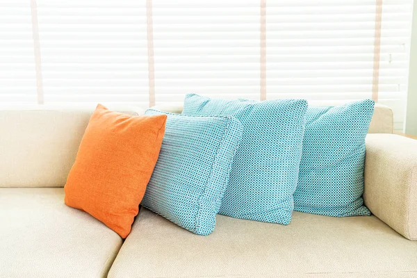 Almohada en la decoración de sofá y silla en la sala de estar — Foto de Stock
