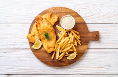 Kızartmalı balık ve patates kızartması.