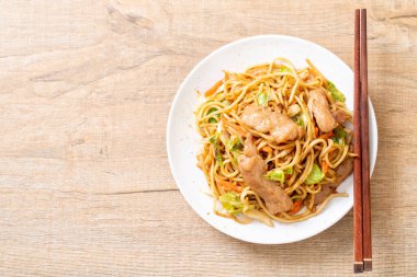 tavada kızartılmış yakisoba noodle domuz eti ile