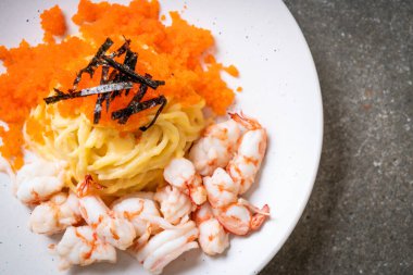 karidesler ve karides yumurtası ile spagetti kremsi
