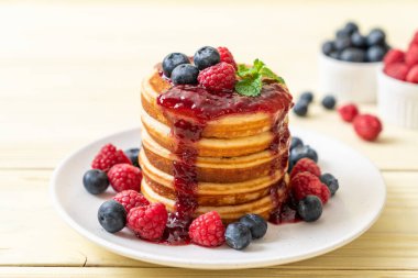 Taze ahududu ve yaban mersini ile gözleme